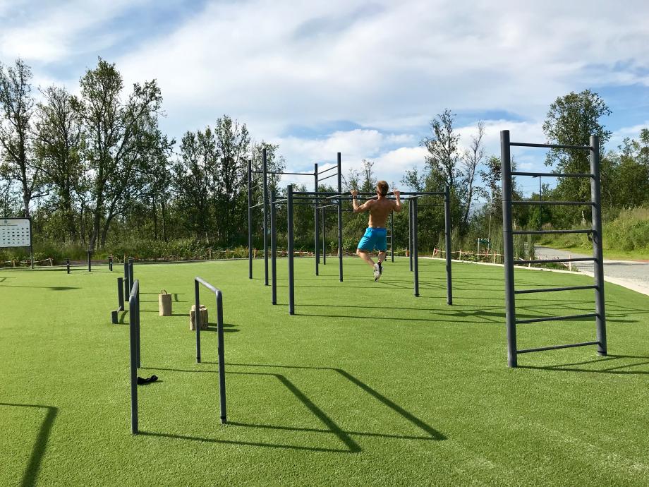 Mann gjør pullups i treningsparken på Charlottenlund aktivitets- og friluftspark
