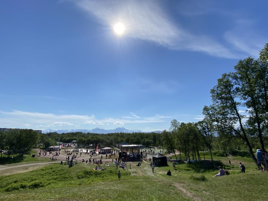 Sommerarrangement med telt og aktiviteter på Charlottenlund aktivitets- og friluftspark.