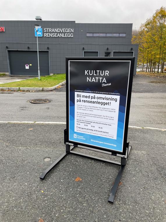 Gatebukk foran renseanlegget med plakat som informerer om omvisning under Kulturnatta.