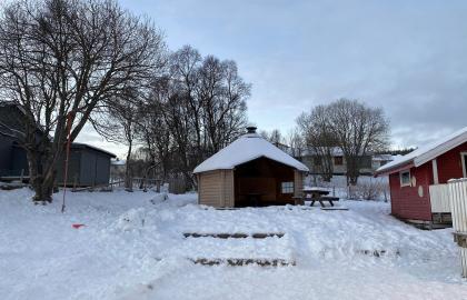 Åsland barnehage grillhytta på uteområdet en vinterdag med snø og blå himmel