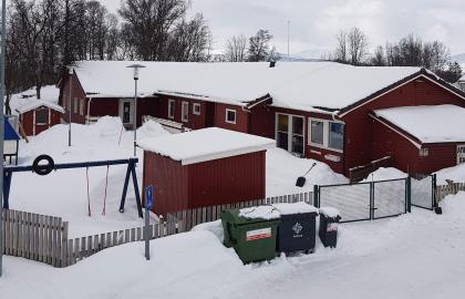 Amaliahaugen barnehage og uteområde med husker og leketårn en snørik vinterdag 