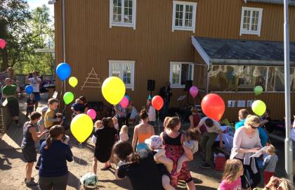 Sommerfest i Barnehagen Hundre med glade barn og voksne og ballonger i alle farger