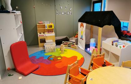 Einerabben barnehage lekeområde inne med telt, bord og bokhyller med barnebøker
