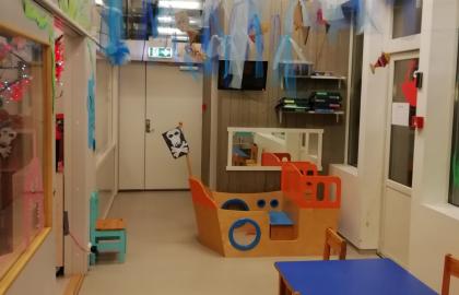 Lekeområdet inne med sjørøverbåt i tre i Elvestrand barnehage 