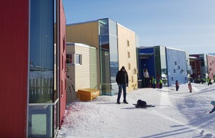 Storvollen barnehages uteområde sett utenfra en vinterdag med snø og blå himmel