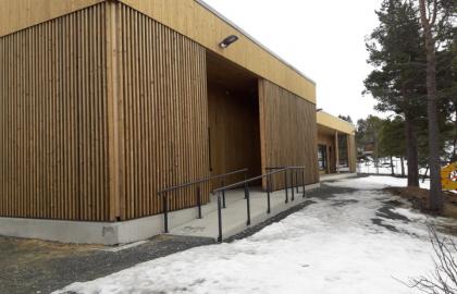 Vikran barnehage bygget sett utenfra en vinterdag med snø og grantrær
