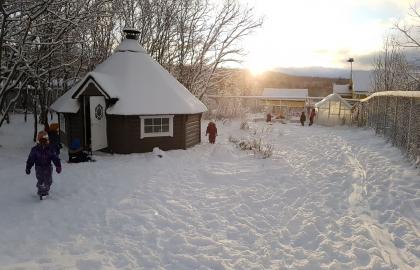 Grillhytta utenfor barnehagen en snørik vinterdag med sol