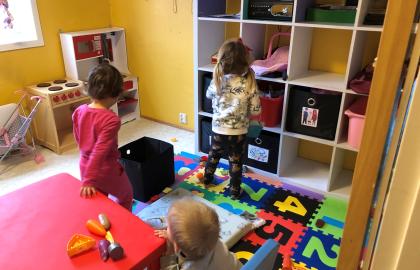 Tre barn fra Solstua familiebarnehage leker sammen inne