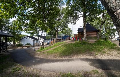 Uteområde med lavvo og trær ved Storskogåsen studentbarnehage