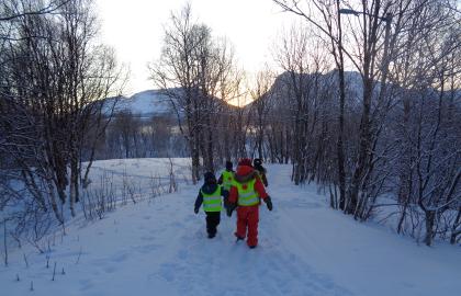 Barn på tur i vinterskogen