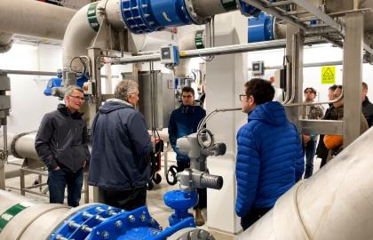 UiT-studenter får omvisning på vannbehandlingsanlegg på Tromsøya.