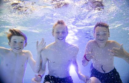 Tenåringer under vann på Tromsøbadet