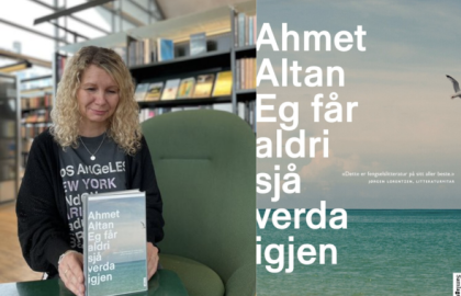 Kvinne med blondt, krøllet hår sitter i en grønn stol og ser ned på ei bok hun holder foran seg. Foto.
