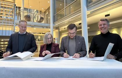 Byvekstavtalen signeres i rådhusfoajeen den 31. oktober 2023 av, fra venstre, samferdselsminister Jon-Ivar Nygård (Ap), statssekretær Sigrun Wiggen Prestbakmo (Sp), fylkesordfører Tarjei Jensen Bech (Ap) og tromsøordfører Gunnar Wilhelmsen (Ap).