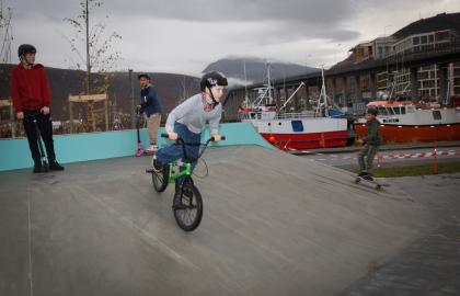 Ungdommer i full aktivitet på Nansenplass skatepark.