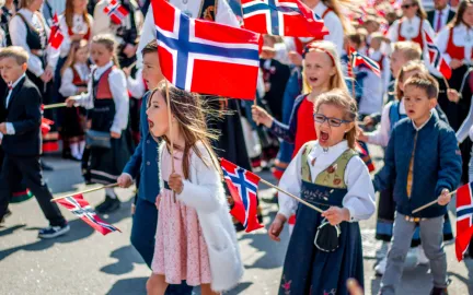Barn som går i tog og feirer 17. mai Barn som går i tog og feirer 17. mai